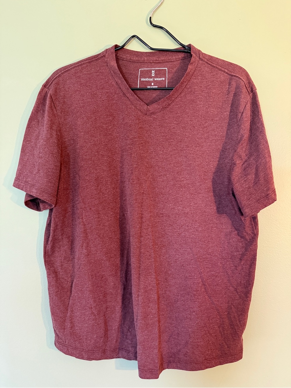 Mutual Weave Men’s V-Neck Tee in Maroon Heather